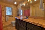 D and J`s Lakehouse: Upper-level Master Bathroom